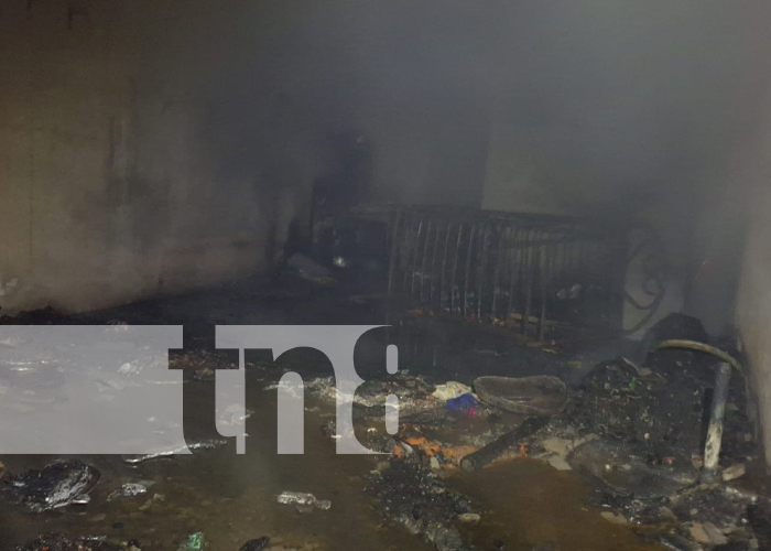 Voraz incendio consume vivienda en el barrio Pancasán en Granada