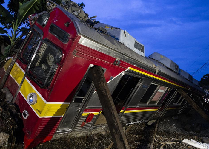 Choque entre dos trenes deja al menos tres personas fallecidas en Indonesia