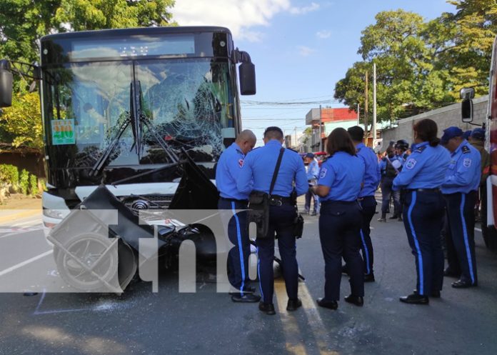 Foto: Por jugar al rápido y furioso, caponero pereció bajo las llantas de un bus en Altagracia / TN8