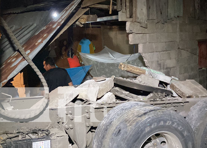 Cabezal sin conductor colisiona contra vivienda en Chontales
