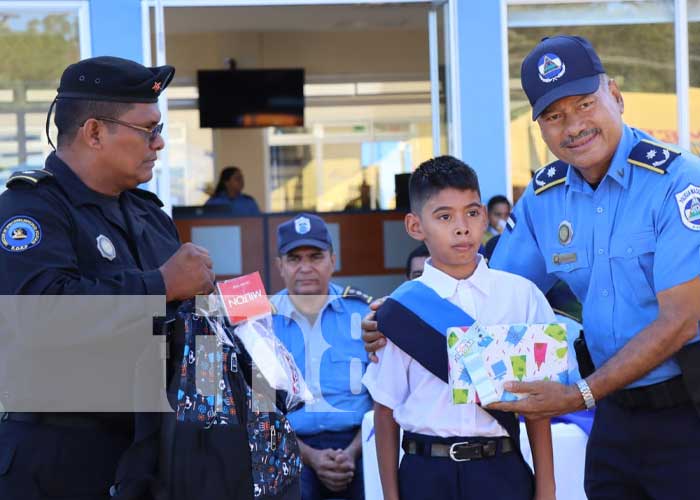 Foto: Policía de León entregó bono escolar a hijos de caídos y excelencia académica / TN8