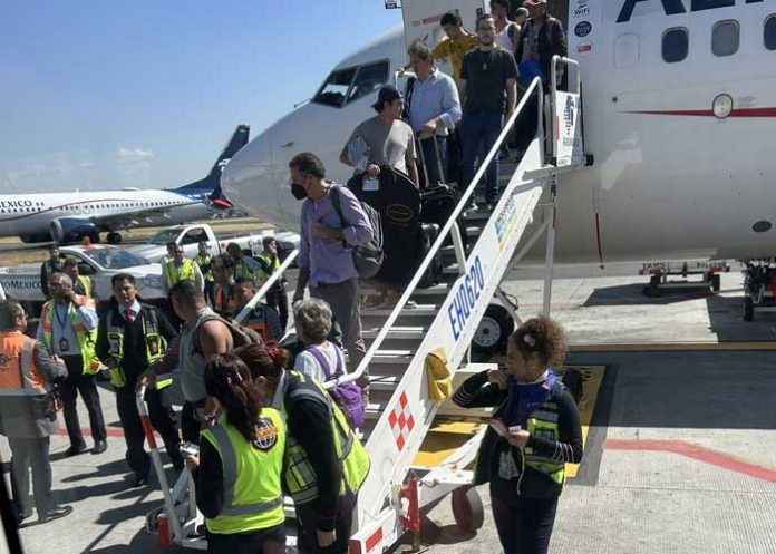 Foto: México: pasajero abre puerta de emergencia y se posa en ala del avión/Cortesía