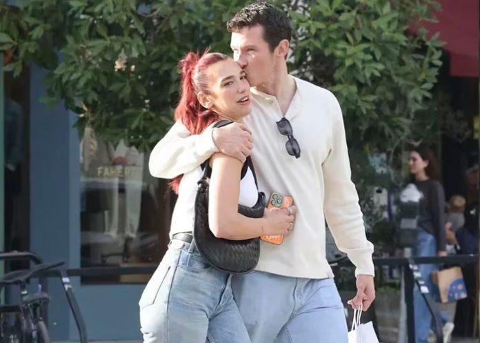 Foto: Dua Lipa y su nuevo novio disfrutaron bien acaramelados en las calles de Beverly Hills/Cortesía