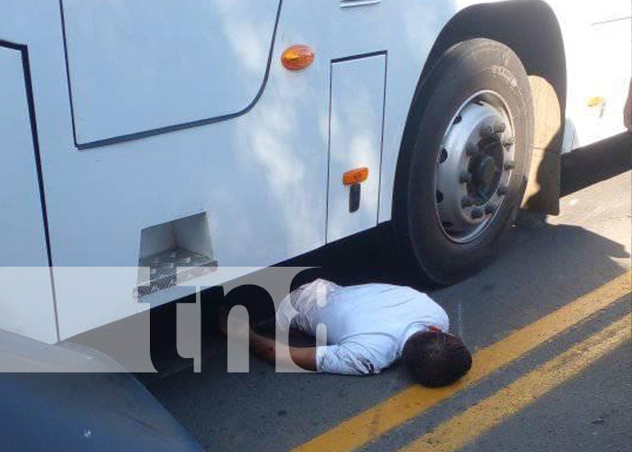 Foto: Por jugar al rápido y furioso, caponero pereció bajo las llantas de un bus en Altagracia / TN8