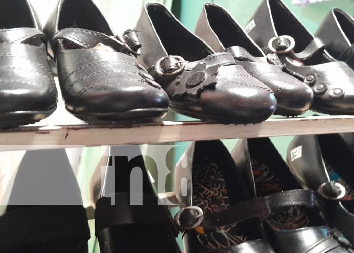 Opciones de calzado escolar para todas las edades en el mercado de Granada