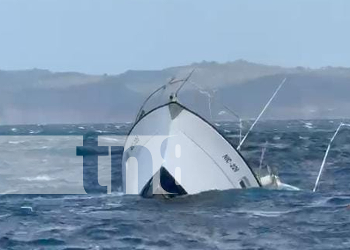 Naufragio frente a San Juan del Sur: Pescadores salvan a tripulantes en Rivas