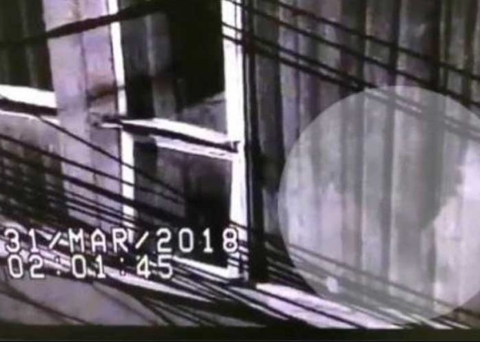 Cámaras captan fantasmas de niños en ventana de una casa
