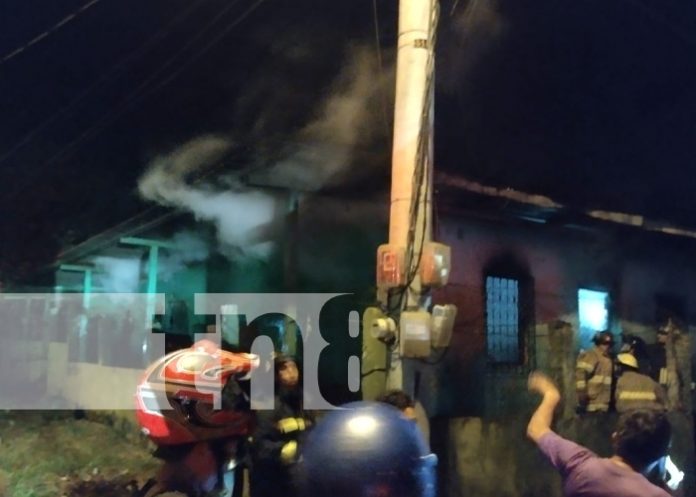 Voraz incendio consume vivienda en el barrio Pancasán en Granada