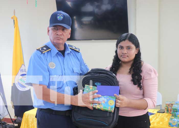 Entregan paquetes escolares a hijos de policías en el Triángulo Minero 