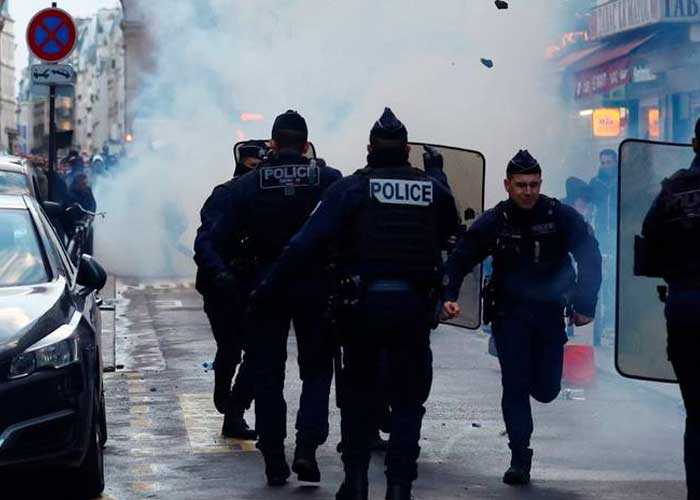 Francia juzga a tres policías por agredir a un joven negro