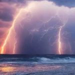 Mujer es impactada por un rayo en una playa en Brasil