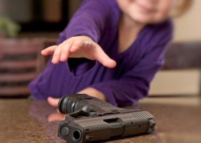 Un niño de 3 años dispara y mata a su hermano 