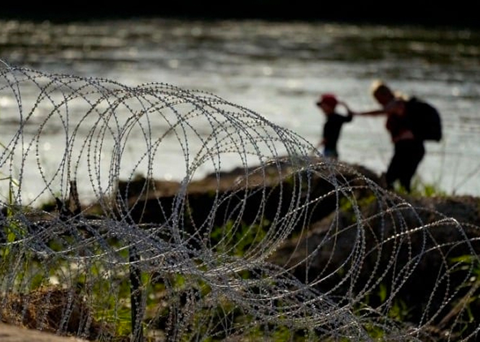 Texas no retira el alambre de púas de la frontera