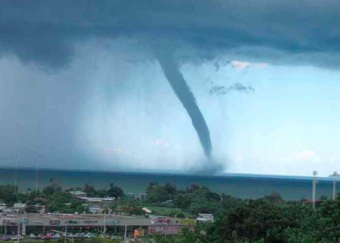 Tornado causa destrozos y pánico en el sur de Florida