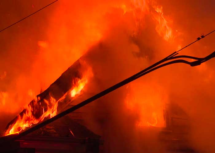 Casa en Indiana es devorada por un fuerte incendio