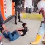 Padre de familia golpea a su hijo para darle una lección