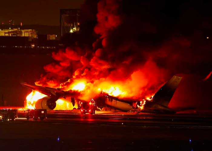Cinco muertos en colisión de dos aviones en aeropuerto de Tokio