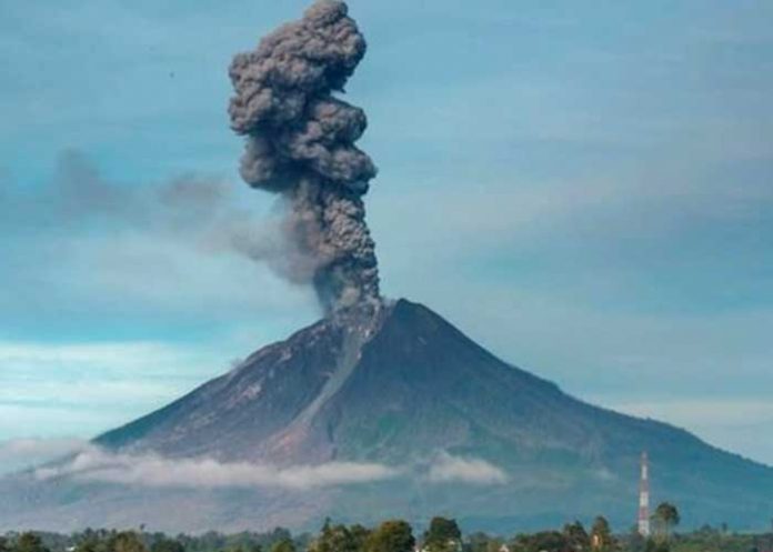 Personas evacuadas en Indonesia por erupción de volcán