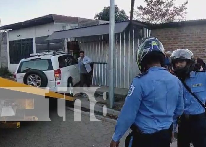 Foto: Conductor embiste a una joven y se estrella en una casa en Estelí/TN8