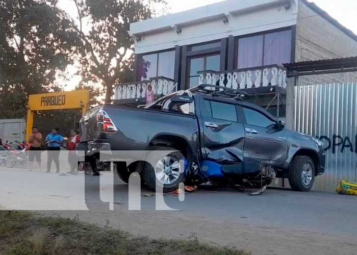 Foto: Dos personas en motocicleta impactan contra una camioneta en Jalapa/TN8