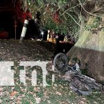 Conductor ebrio provoca accidente en Jalapa: Motociclista pierde control y impacta un árbol