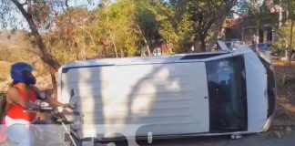 Camión se estrella contra árbol y se vuelca en el puente El Rosario en Estelí