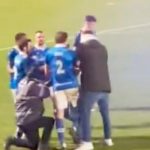 Foto: VIDEO: aficionados golpean a un árbitro con una bengala tras derrota de su equipo/Cortesía