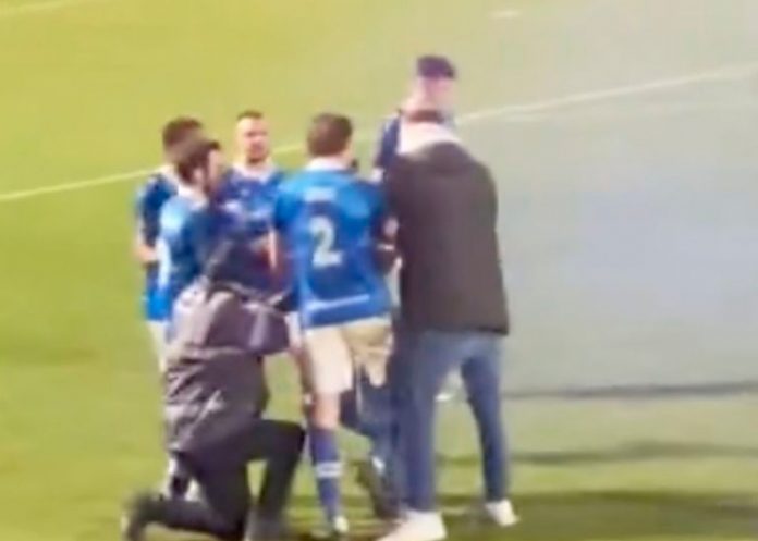 Foto: VIDEO: aficionados golpean a un árbitro con una bengala tras derrota de su equipo/Cortesía