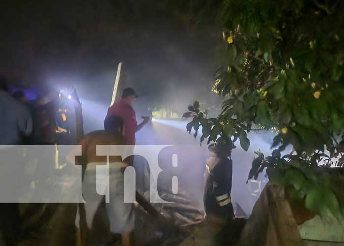 Foto: Desgarrador suceso: Vecinos luchan contra voraz incendio en Granada/TN8