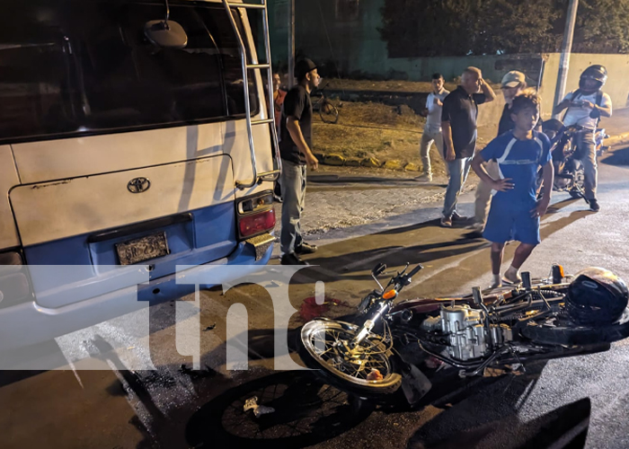 Foto: Motociclista al hospital tras chocar contra un bus en Granada / TN8