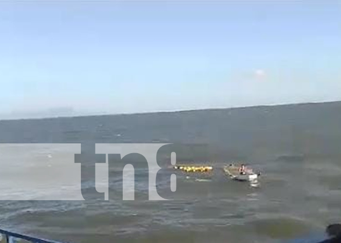 Foto: Panga naufraga en las aguas del lago Cocibolca en Moyogalpa, Ometepe/TN8
