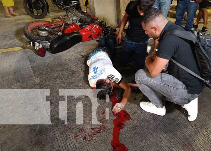 Foto: Entre la vida y la muerte: Motociclista se estrella con objeto fijo en Las Piedrecitas / TN8