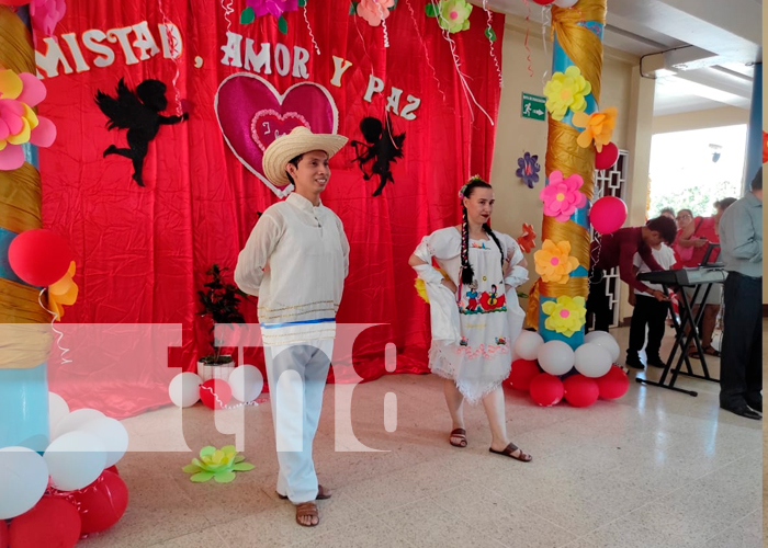 Estudiantes del colegio Rigoberto lopez celebrando San Valentín 