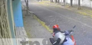Anciano desafía a ladrones y protege su celular a golpes en plena calle de Managua