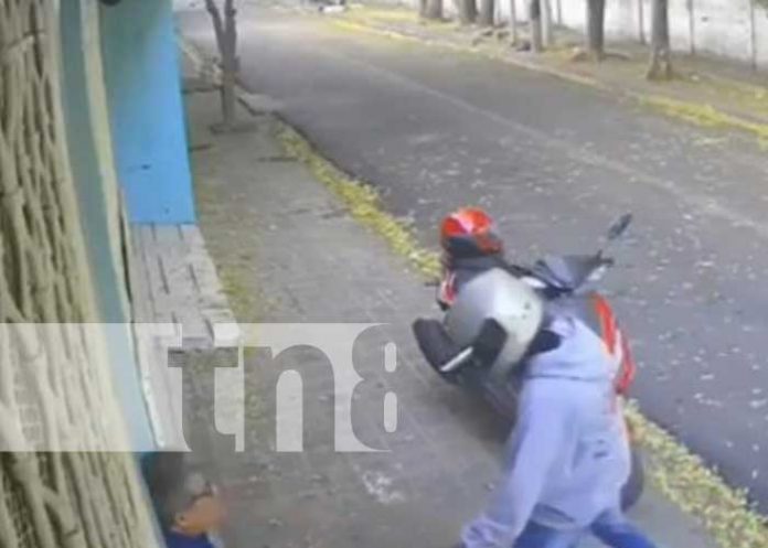 Anciano desafía a ladrones y protege su celular a golpes en plena calle de Managua