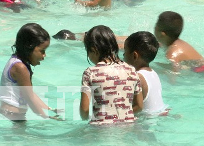 Foto: Familias disfrutaron de las cálidas aguas de Xilonem y del ambiente del Zoológico Nacional / TN8