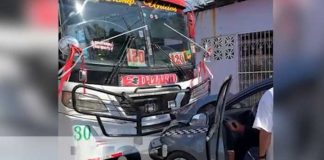 Foto: Conductor azucarado de la Ruta 120 estrella la unidad contra un taxi en Managua/TN8