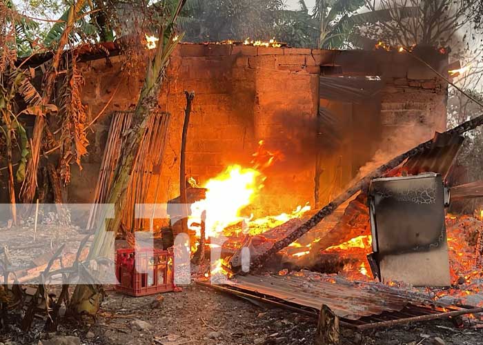 Foto: Incendio consumió vivienda en Juigalpa/TN8