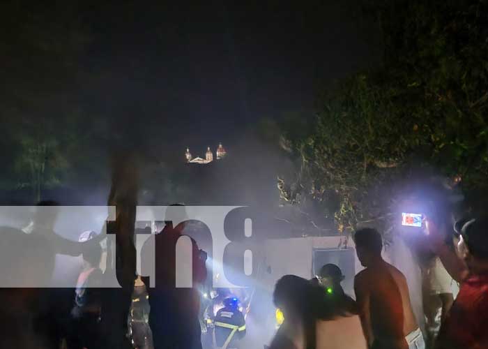 Foto: Desgarrador suceso: Vecinos luchan contra voraz incendio en Granada/TN8