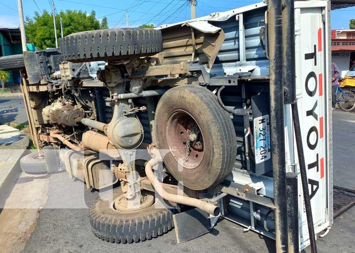 Foto: "Se tiro el ALTO" un joven lesionado y un camioncito volcado es el resultado de un accidente en Managua /Tn8