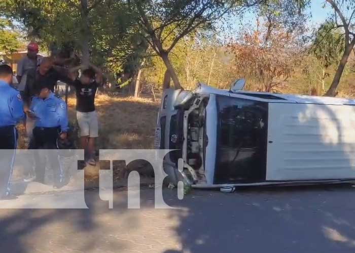Camión se estrella contra árbol y se vuelca en el puente El Rosario en Estelí