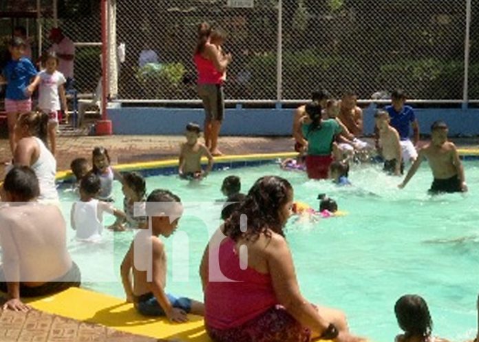 Foto: Familias disfrutaron de las cálidas aguas de Xilonem y del ambiente del Zoológico Nacional / TN8