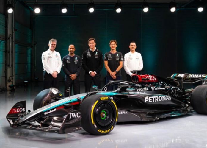Hamilton presenta el Mercedes para la temporada 2024
