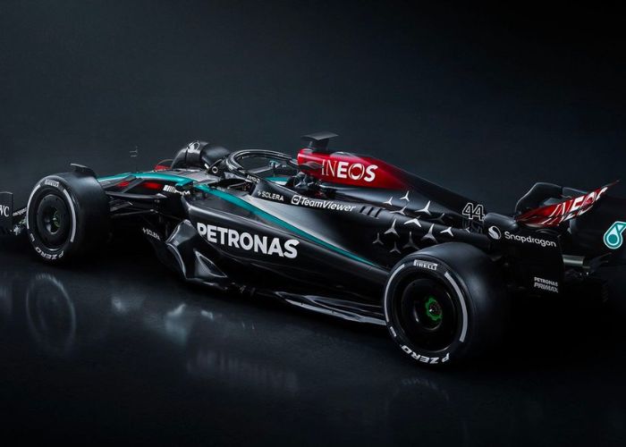 Hamilton presenta el Mercedes para la temporada 2024