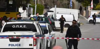 Mata a tres personas en una naviera en Grecia