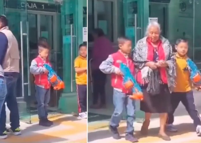 Niños escoltan a su abuelita hasta el banco