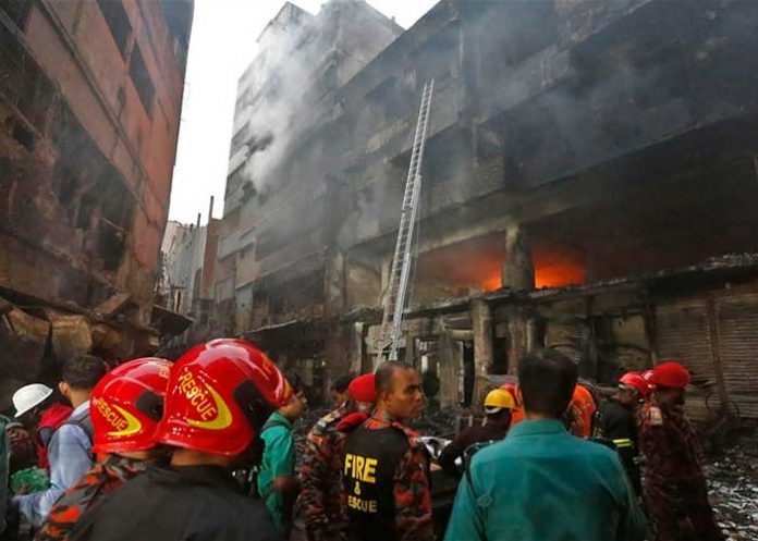 43 personas mueren en incendio que consume un edificio de 7 plantas en Bangladés