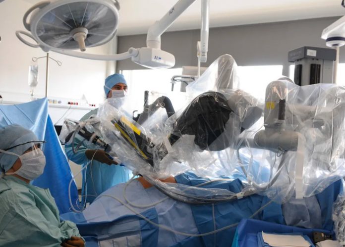 Un robot quirúrgico le quemó el intestino