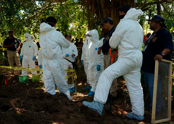Hallan 11 cuerpos en una fosa de México