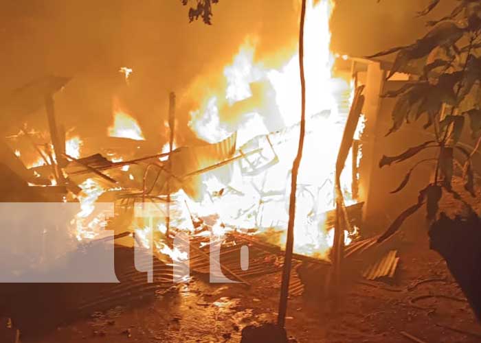 Foto: Incendio consume una vivienda del Reparto Santa Clara, Managua / TN8